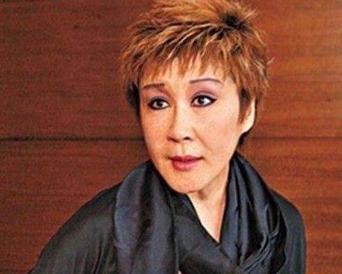 的是一位与李小龙和向华强都有着很深渊源的女明星,她的名字叫做丁佩