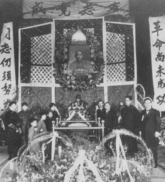 孙中山葬礼老照片:李大钊,汪精卫,宋子文为其抬棺,段祺瑞送行