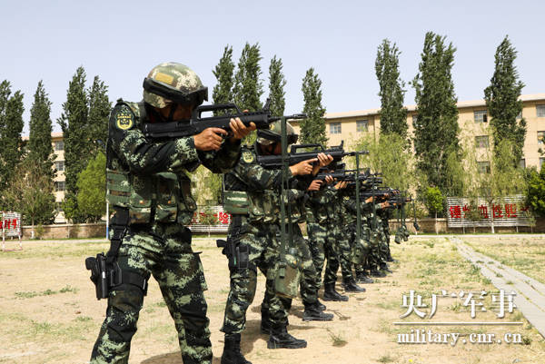 进行立姿据枪练习曹志刚摄