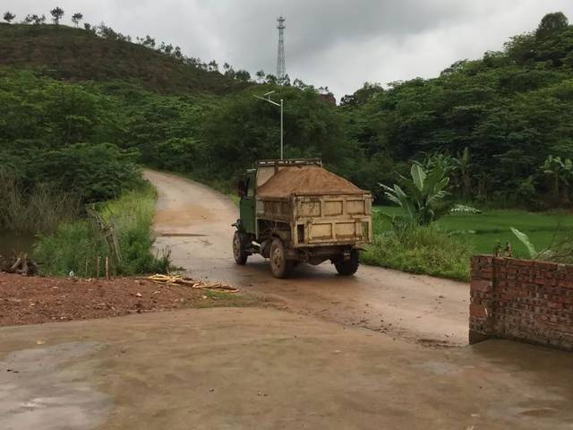 利用小货车偷运河沙.(洪国栋 摄)