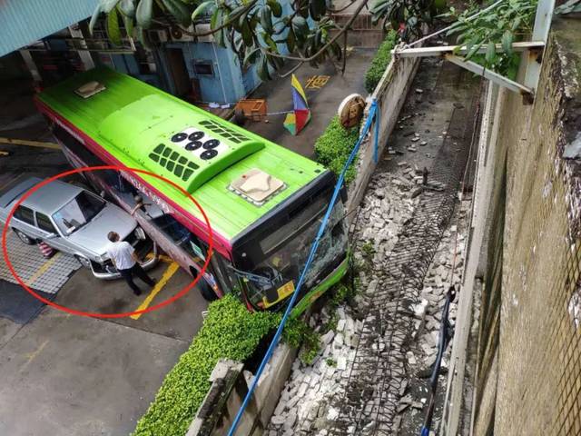 一声巨响!佛山城巴总站出事!公交车撞墙坍塌!旁