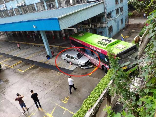 一声巨响!佛山城巴总站出事!公交车撞墙坍塌!旁