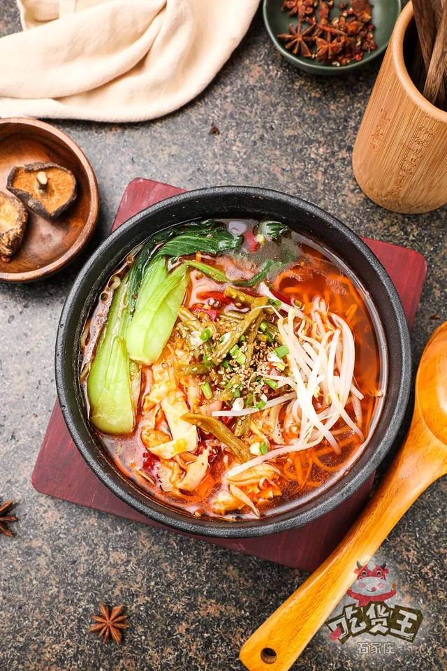 如果说养生菌菇面比较适合口淡的人,那么这款酸辣笋尖面就比较适合口