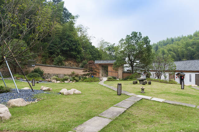 背靠林场,面朝碧湖,在宽敞的庭院里,沏上一壶茶,林栖翠玲珑,一切正好.