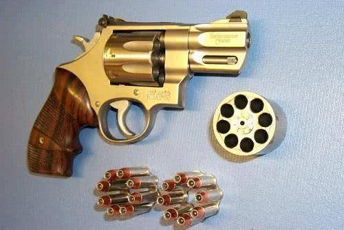 左轮手枪精度差换弹麻烦但却深受警察欢迎关键就在于可靠性