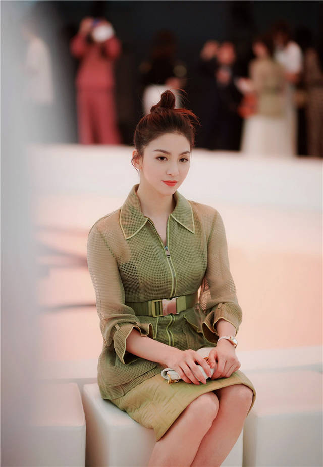 熊梓淇唐诗逸携手出席时装秀 引领复古摩登文艺风