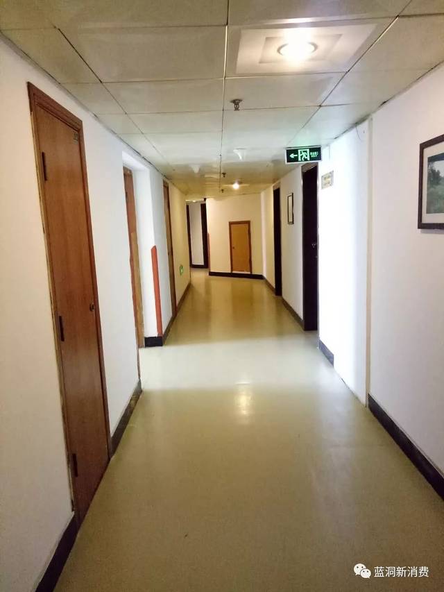 oyo酒店疏散出口,此处有立式招牌,行李箱等其他物品.