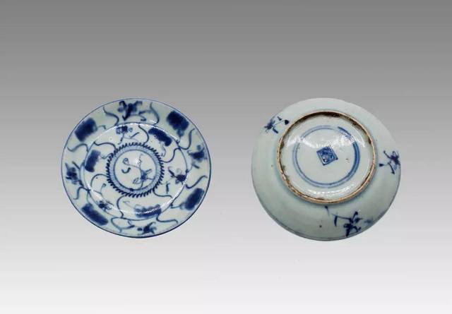 An extremely rare and superb blue and white 'dragon' dish