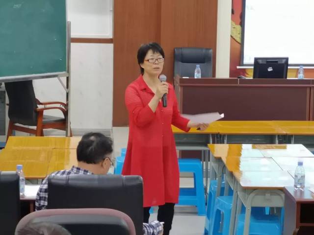 深圳明德实验学校的洪琪老师 为高二(16)班的同学们授课