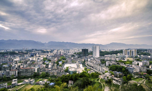 2013年,舞阳坝起了些变化,东源锦华苑,开始追赶州医院的高度!