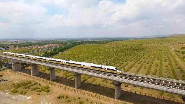 张呼高铁是国家中长期铁路网规划中"八纵八横"高速铁路主通道京兰通道