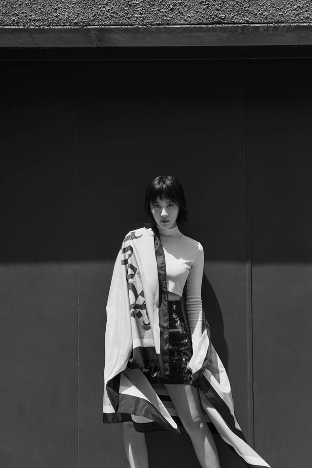 此前,孔宋今曾在热播大剧《沙海》中饰演霸气十足眼神犀利的霍有雪