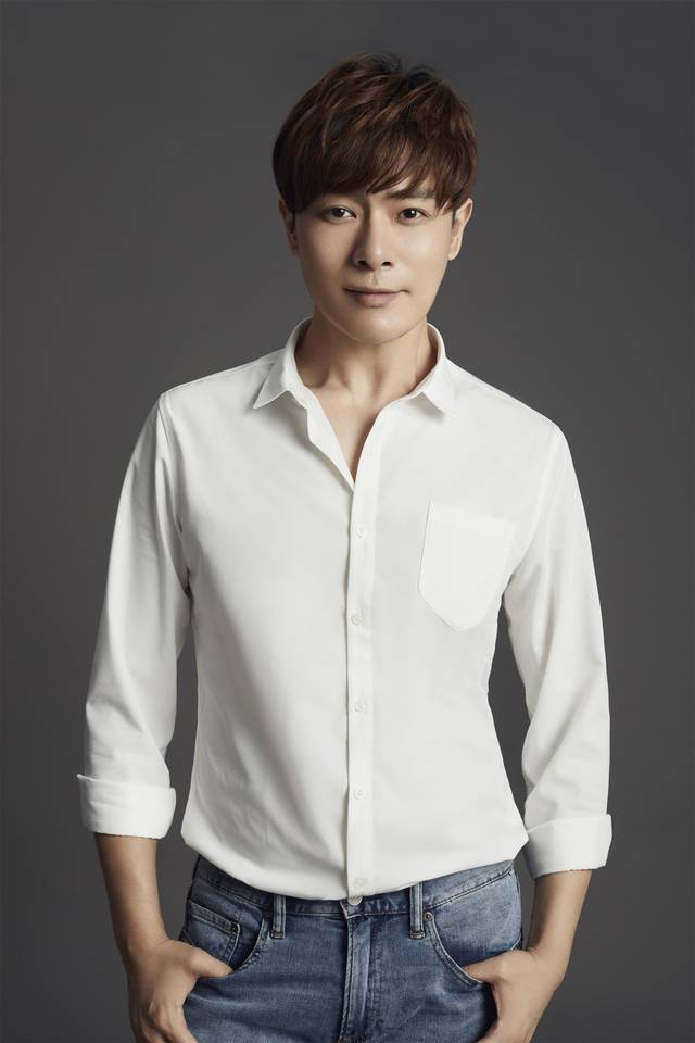 万思维休闲写真曝光纯白衬衣尽展潮流风范