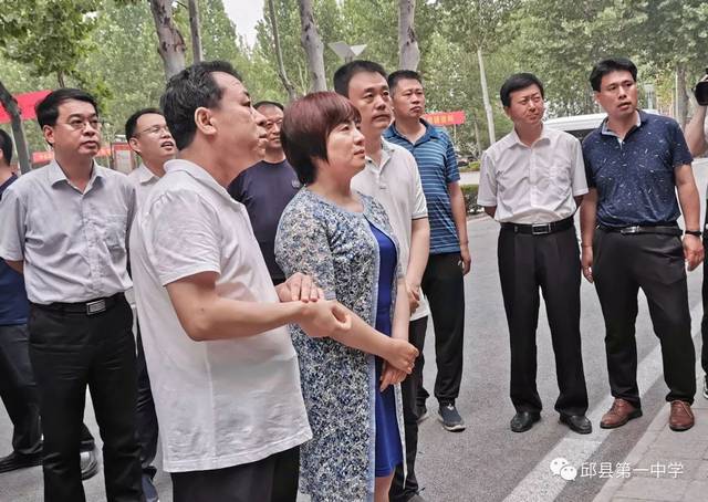 县委办公室主任逯庆新等县领导的陪同下莅临我校视察高考考务工作