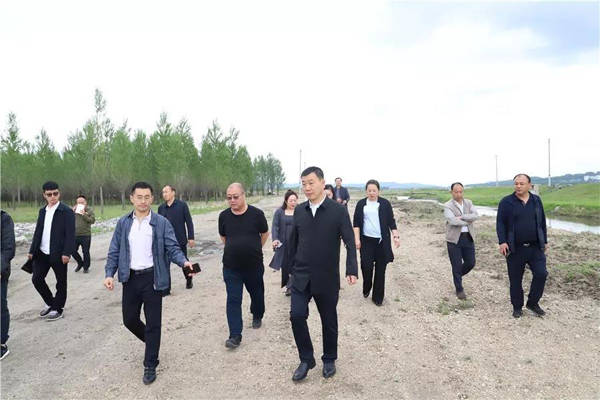 6月3日,宝山区委书记周传来带队开展巡河检查工作