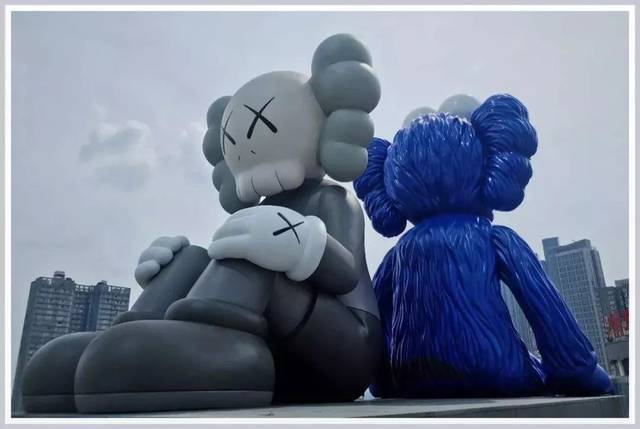 2018年5月在中国长沙展出的 seeing/watching>是 两只背对背的铜制