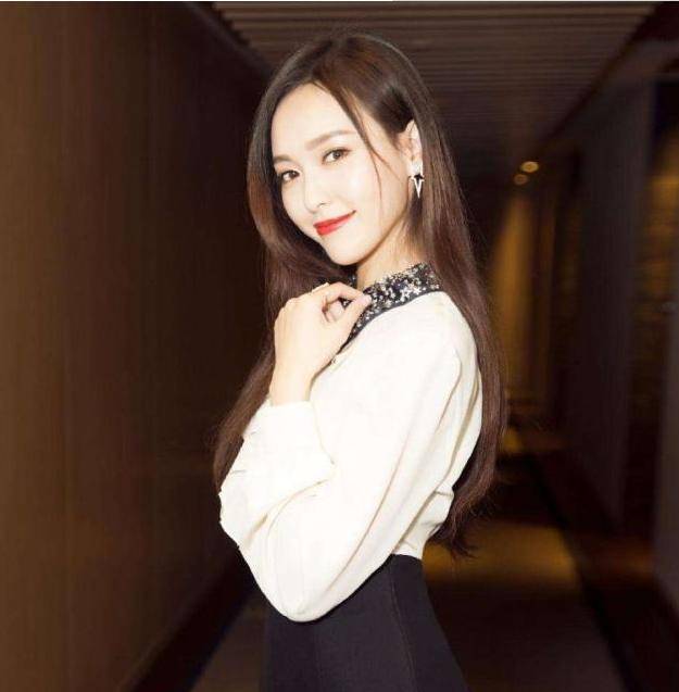 10位女星回眸一笑:热巴迷人,赵丽颖诱惑,而她的回眸真是百媚生