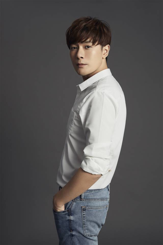 万思维休闲写真曝光纯白衬衣尽展潮流风范