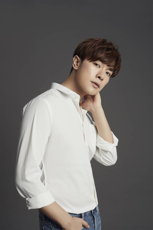 万思维休闲写真曝光纯白衬衣尽展潮流风范