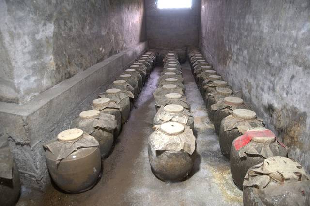 精心调配 ↓ 再把紫糯米酒封坛入窖,让酒液里的各种天然有机酸和矿