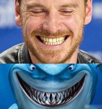 而万磁王迈克尔·法斯宾德之所以被称作法鲨,因为他笑起来像鲨鱼一
