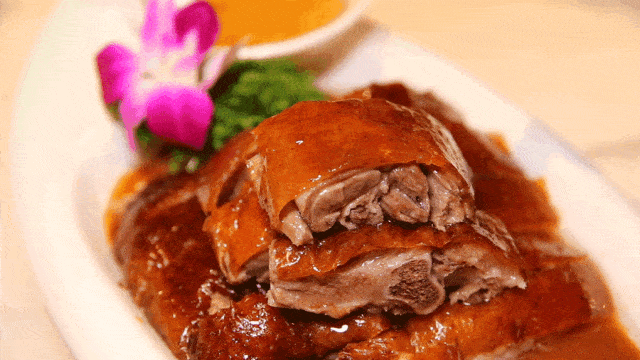 灌汤烧鹅也是讲究得很,进炭炉前,肚子里要塞饱秘制酱料,料酒和高汤,烤