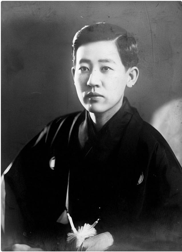 肃亲王在清朝覆灭后将年幼的显玗送到了日本川岛浪速身边做养女.