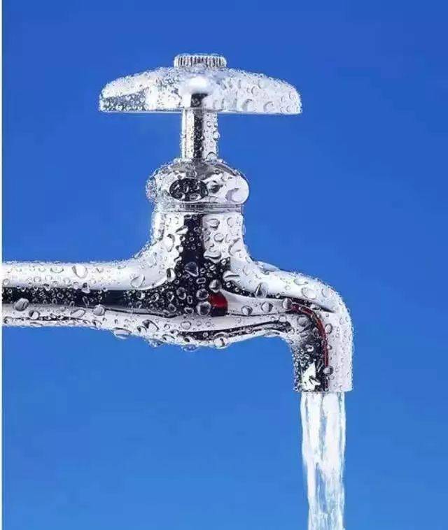 另外一个方法是把洗脸盆塞住,往洗脸盆中放满水,然后用漱口杯一舀就