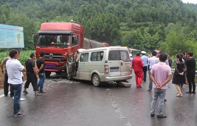 巴中水宁寺至通江方向一面包车与大货车相撞致1死3伤!