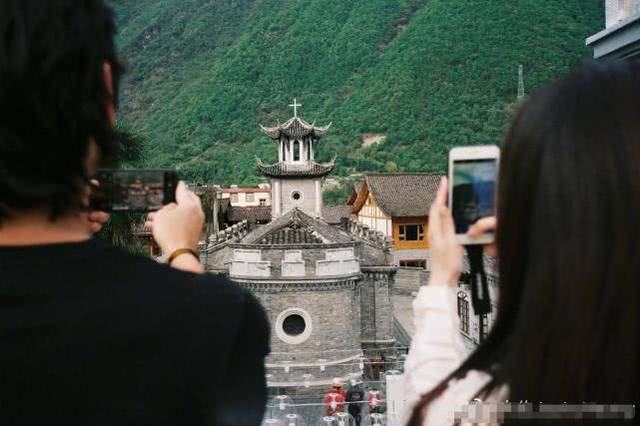 未婚妻郭碧婷牵手照,甜蜜配文疑似两人已领结婚证