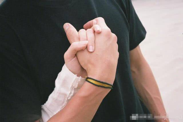 未婚妻郭碧婷牵手照,甜蜜配文疑似两人已领结婚证