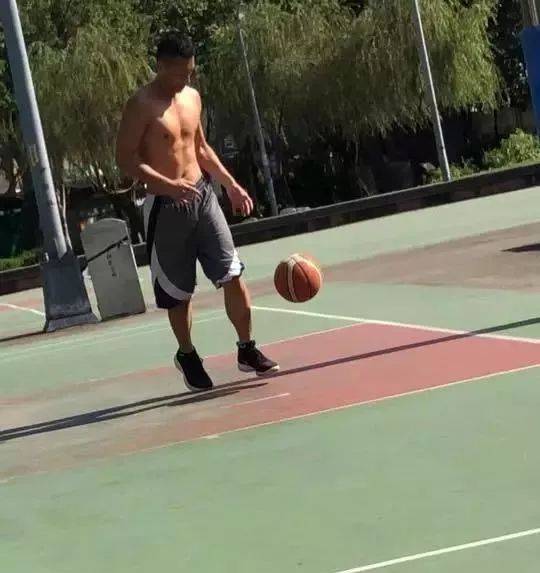 一群肌肉发达的体院男生操场赤膊做人体蜈蚣,