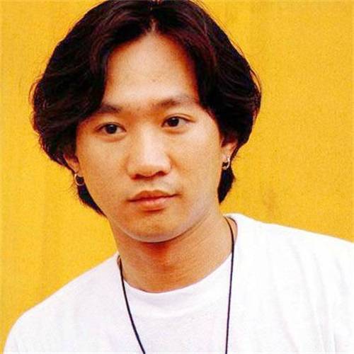 黄家驹是创建了beyond乐队并担任主唱,黄家驹形象帅气迷人,嗓音宽厚