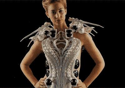 可是,偏偏就有人要剑走偏锋,以蜘蛛为灵感,设计了一件.蜘蛛衣!