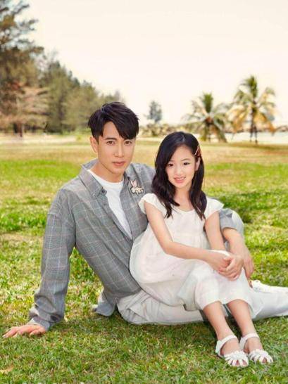 近日,吴尊和女儿吴欣怡参加某杂志的封面拍摄,父女两人简直颜值逆天