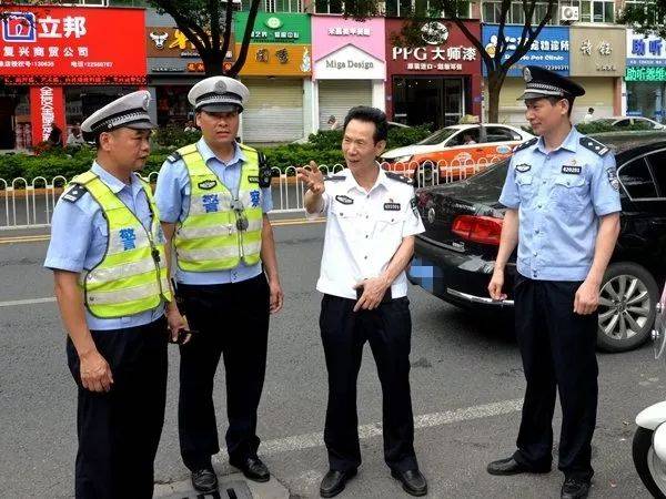 6月7日上午,市局党委委员,交警支队长庄金山到考场周边检查指导高考