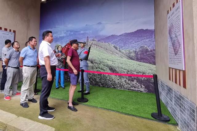 马坚导演一行先后来到马山茶业公司,龙丰农业公司,广东华承公司,广东