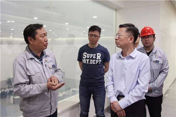 昌吉州党委常委,副州长孙继洲(右一)和阜康能源领