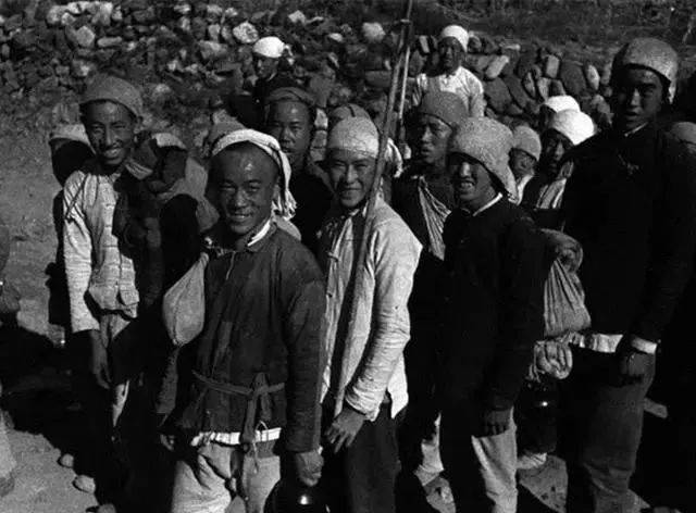 抗日民兵老照片:民兵自制石雷,一支民兵队伍可以出去对付几十个鬼子