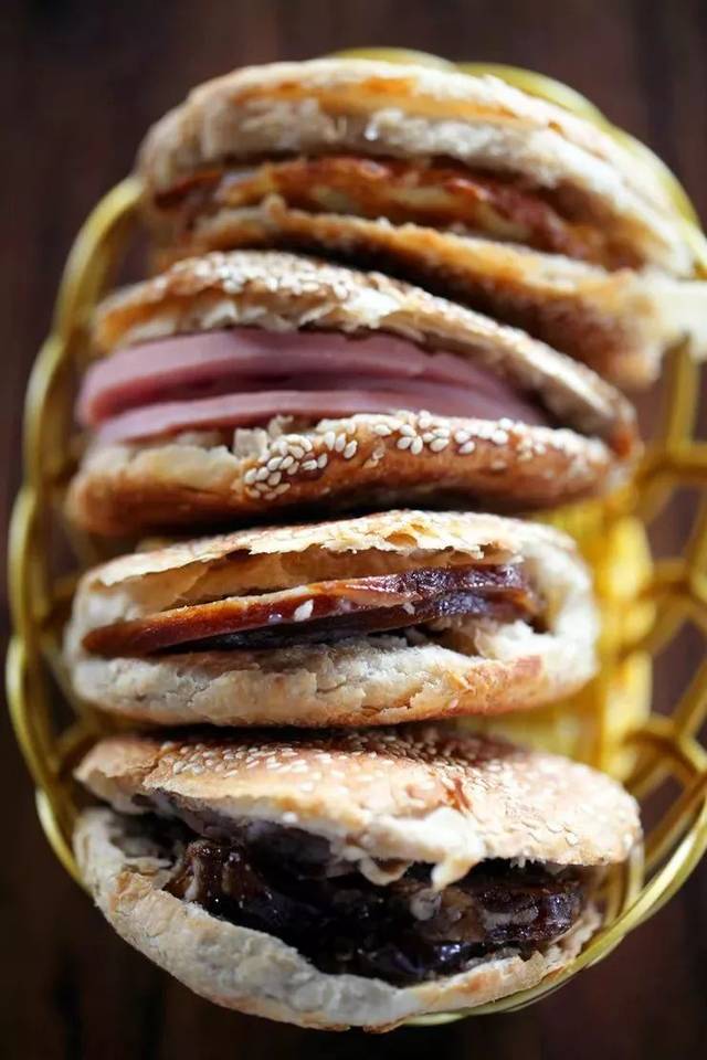 "烧饼夹肉,吃起没够" 尤其咱门头沟的烧饼 更是夹起一切可能~~ 烧饼