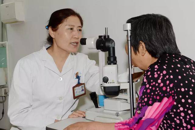 一天作十多台手术,眼科医生李聪伶退休不退岗 奋斗健康梦