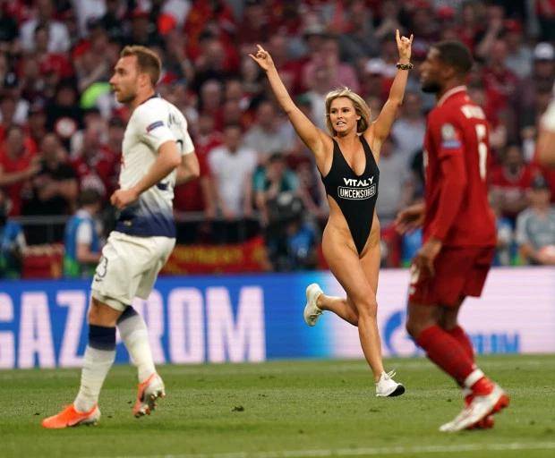 欧冠决赛裸奔女郎:有利物浦球员发短信挑逗我