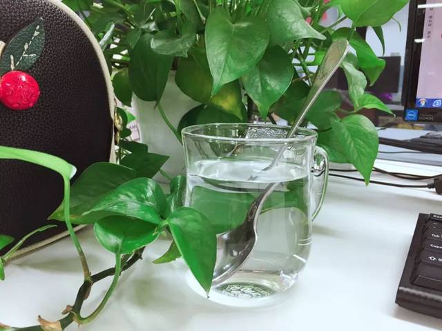 这种杯子不适合用来喝水,赶紧换掉!