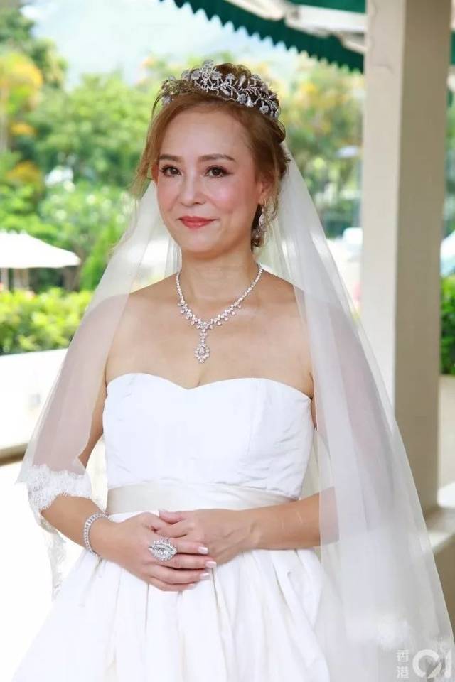 83版小龙女嫁赌王堂侄!这女星被曝曾在婚内