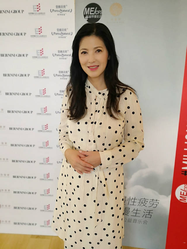 陳明真終於現身波浪長髮配長裙氣質女人味哪像52歲雙胞胎的媽