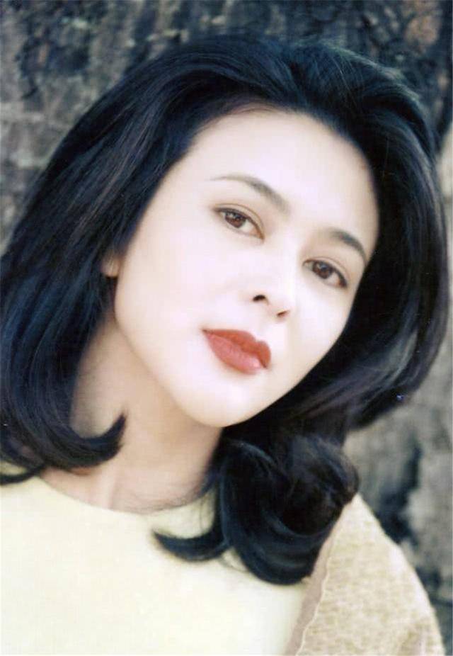 关之琳25年前的旧照片被扒出,难怪当年富豪都对她爱慕有佳