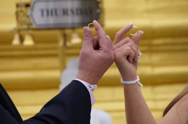 83版小龙女嫁赌王堂侄!这女星被曝曾在婚内