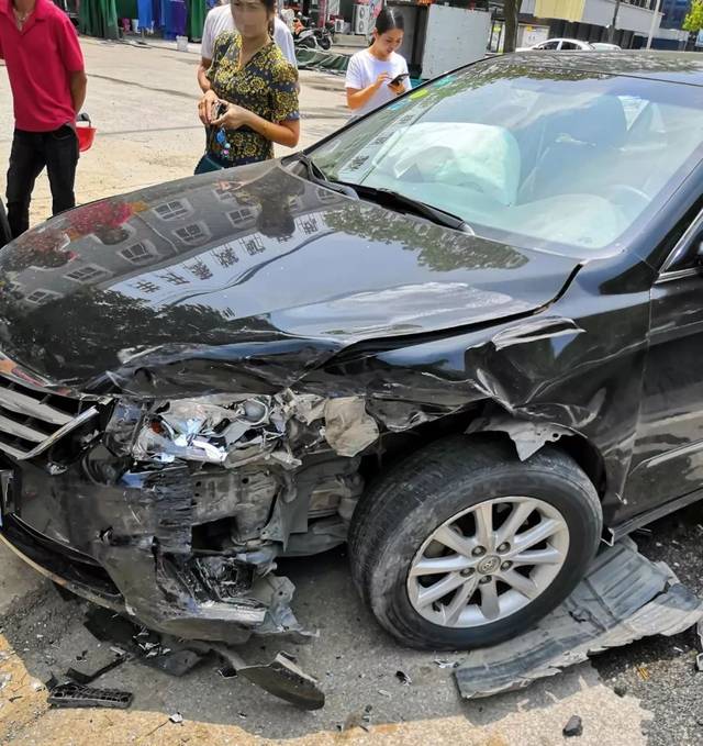 就在昨天镇江发生一起交通事故头部撞烂车窗上全是血