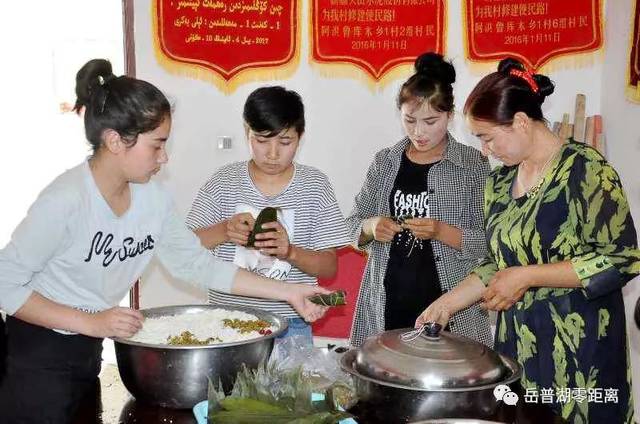 阿洪魯庫木鄉拜合提亞爾村舉行端午節包粽子活動