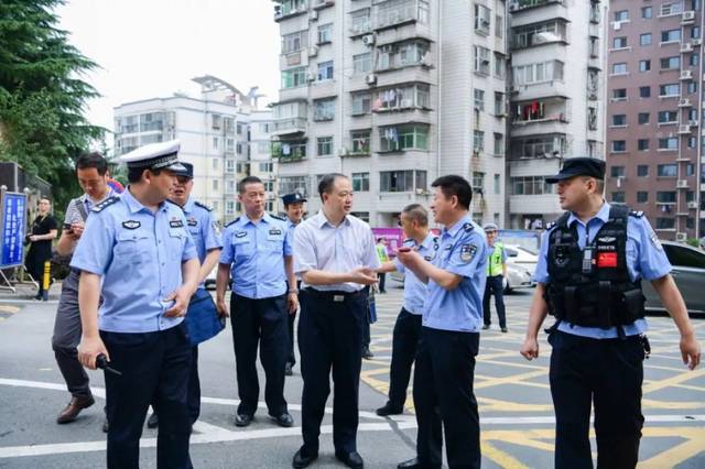 6月7日,副市长,市公安局局长陈诚带队深入郧阳中学,市一中等考点实地